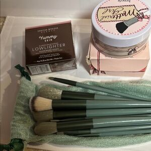 Green Makeup Brush Set with Yummy Skin Lowlighter